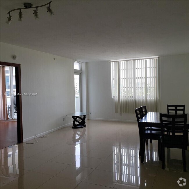 Building Photo - 3001 S Ocean Dr Unit 527 Rental