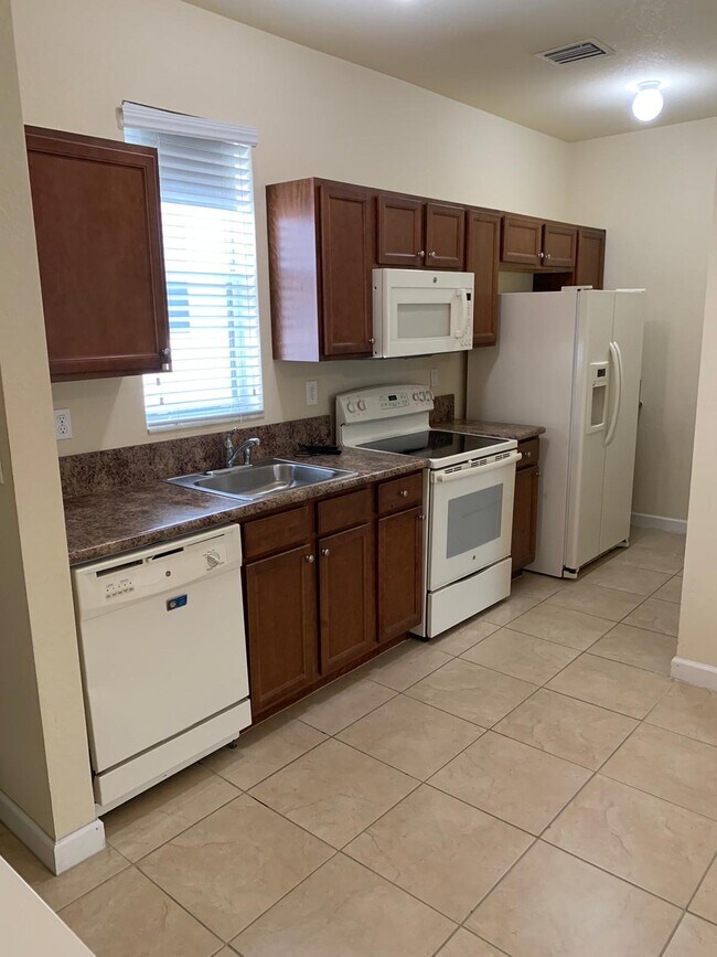 Photo - 17087 SW 93rd St Unidad Studio