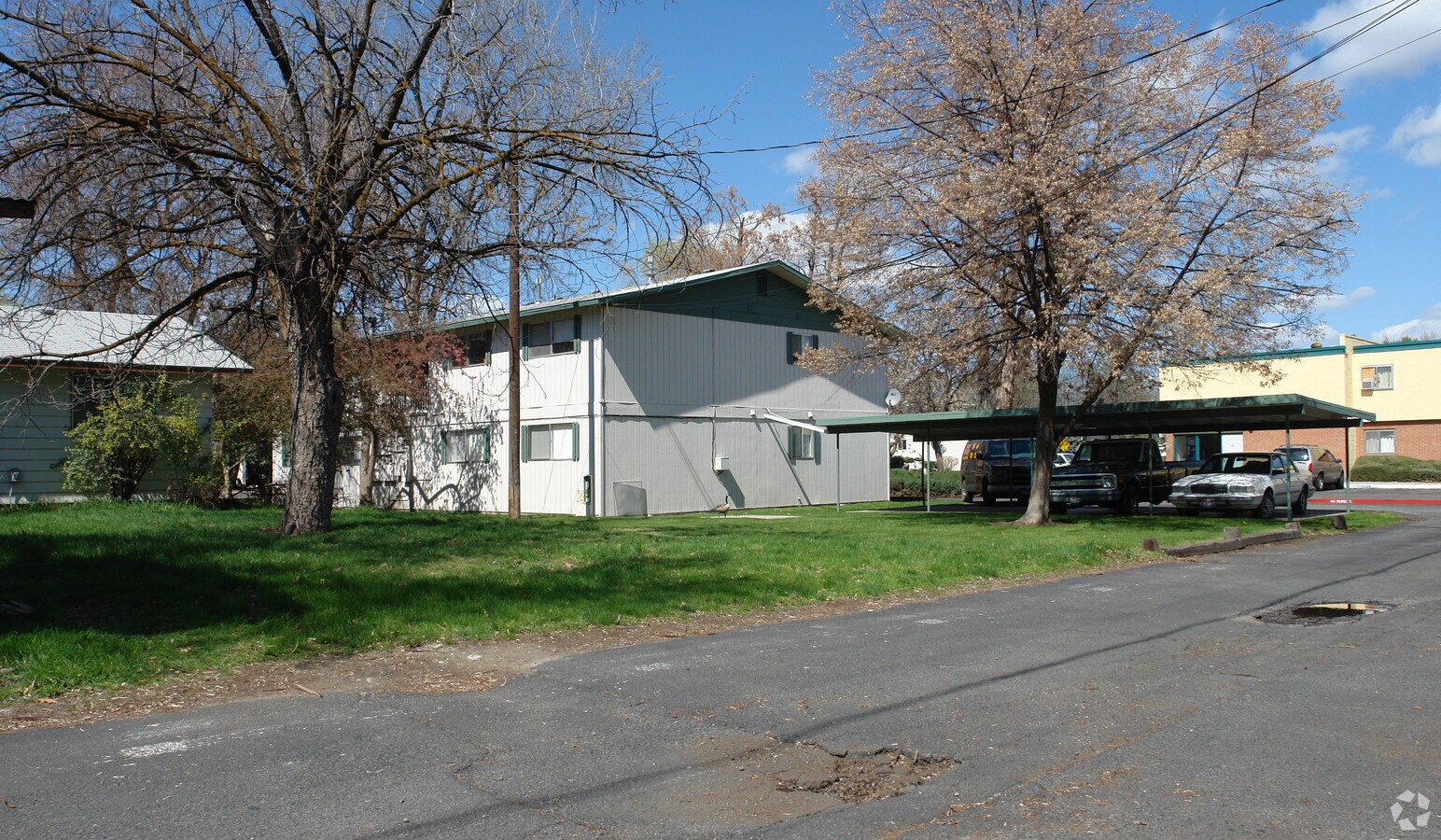 Photo - 721-781 W Belmont St Apartments