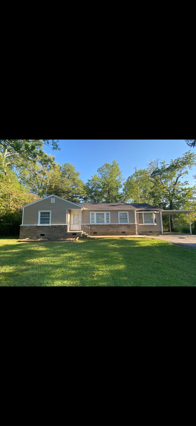 Building Photo - 345 E 13th St