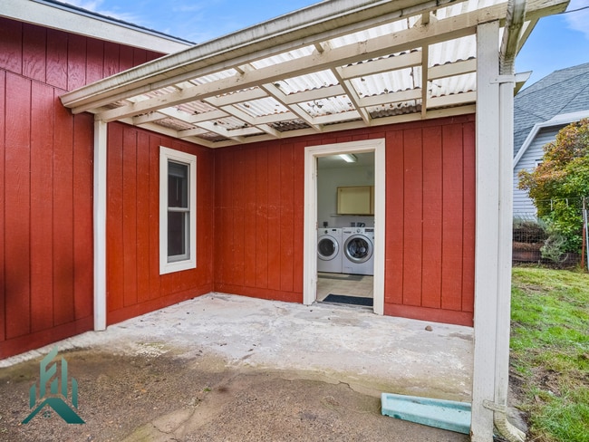 Photo - 315 SE Park Ave Unit Downstairs