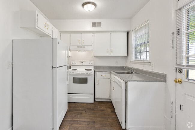 2BR, 1.5BA - 1092SF - Kitchen