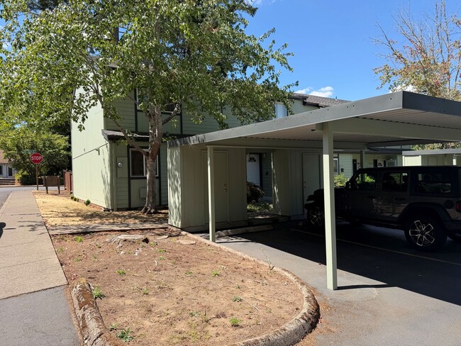 Building Photo - 2-bedroom townhouse in Eugene!