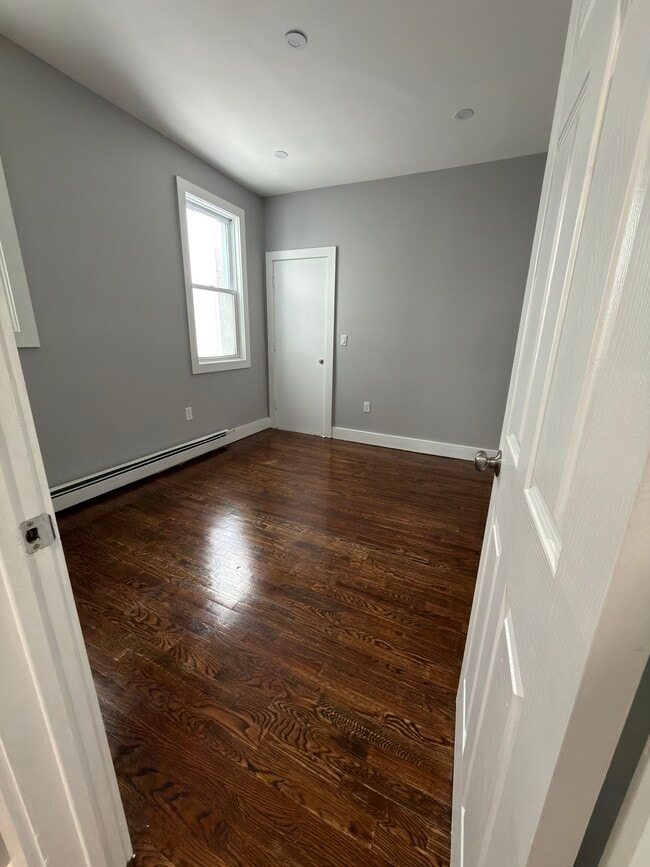 223 Bayview Ave 1 - 221 Bayview Ave Unit 1