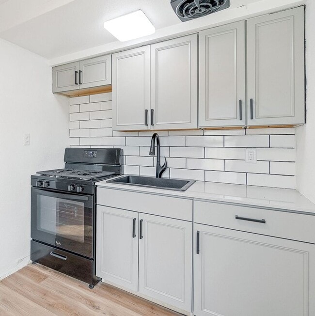Building Photo - 247-247 Parkview Blvd Unit 247