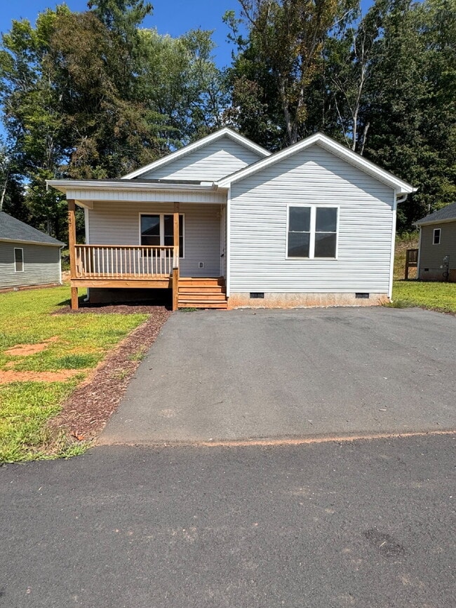 Building Photo - "Charming 3-Bedroom Retreat in Mars Hill: ... Rental