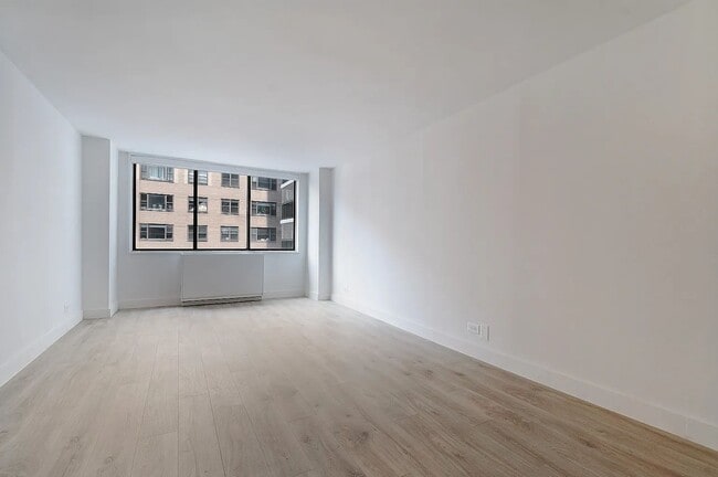 Building Photo - 300 Mercer St