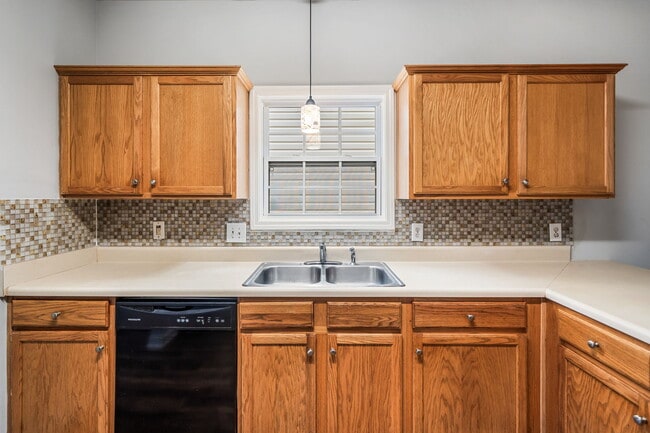 Photo - 82 Brookvalley Ct W