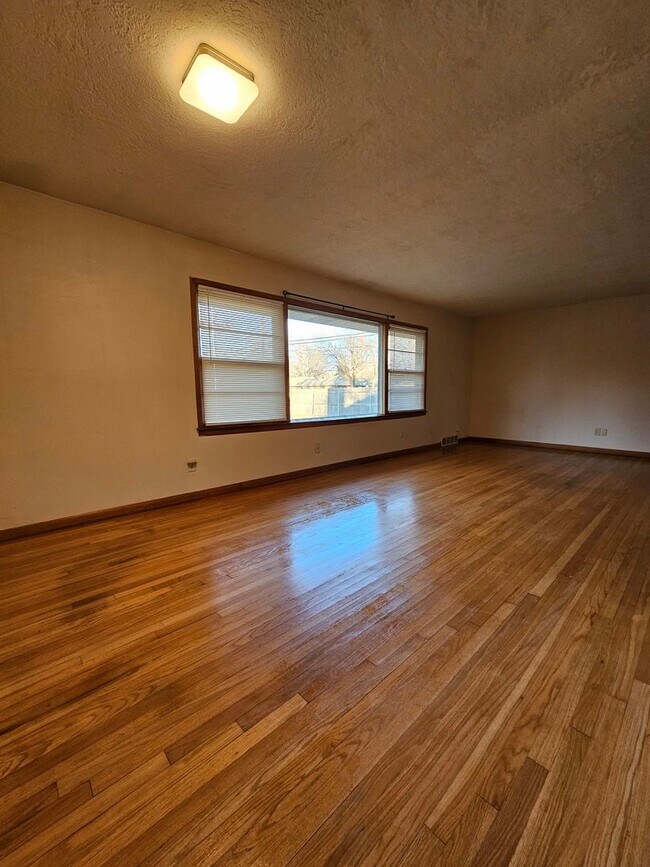 Photo - (3) Bed/(2) Bath + (2) Living Areas Avail NOW!