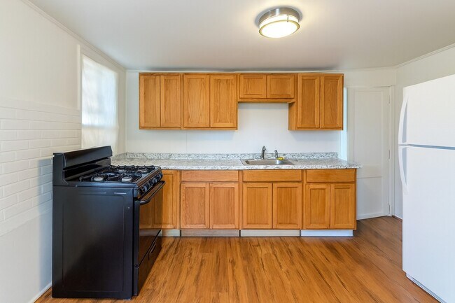 Building Photo - 496 3rd Ave Unit #1