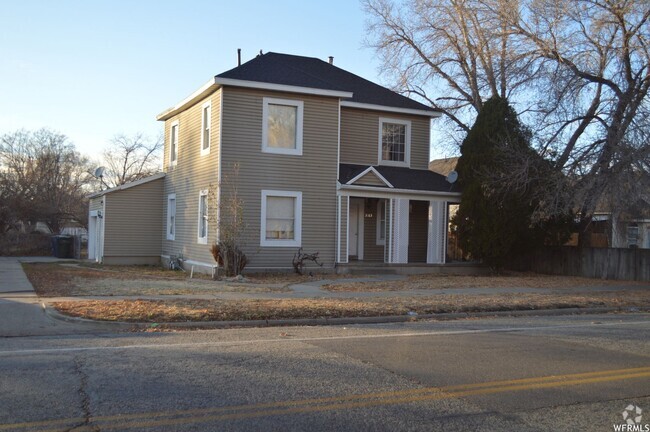 Building Photo - 3163 Jefferson Ave Unit 2 Rental