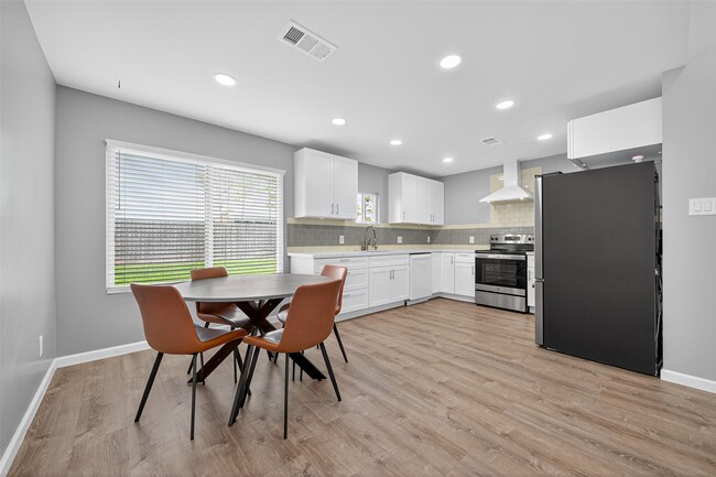 Photo - 10106 Shadow Pine Dr