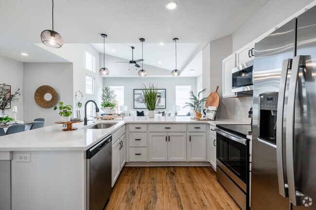 2 habitaciones, 2 baños - 1128 pies cuadrados - Cocina - Porchlight at Auburn Hills