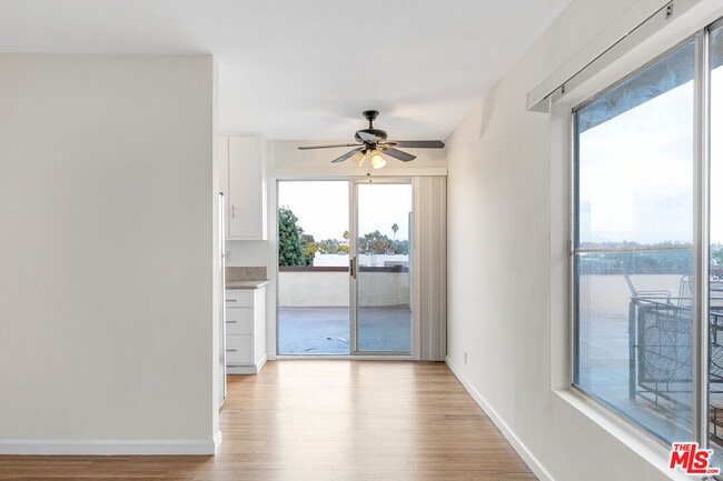 Photo - 2637 S Centinela Ave Unidad 30