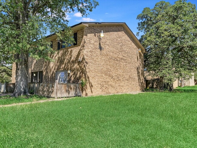 Building Photo - 2403 Bosque Dr Unit #B