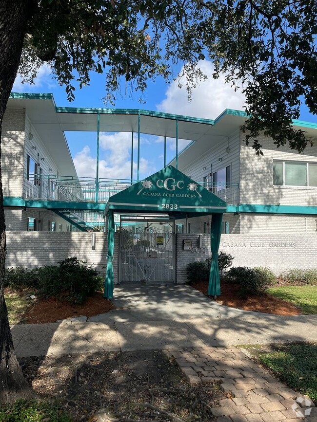 Building Photo - 1BD/1BA Condo on St Charles Ave with a Pool