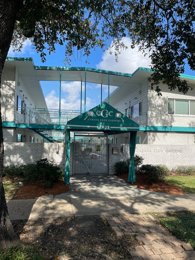 1BD/1BA Condo on St Charles Ave with a Pool - 1BD/1BA Condo on St Charles Ave with a Pool