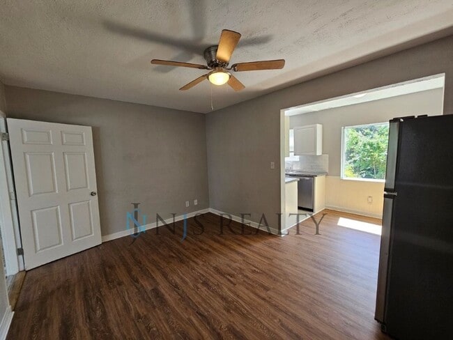 Photo - Cute 3/1 with updated kitchen & bath, encl...