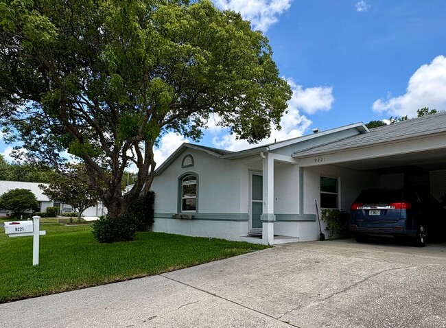 Building Photo - Beautiful End Unit 2 bed 2 bath Villa