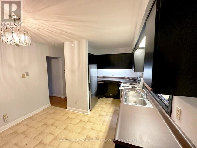 Photo - 940 Brucedale Ave E