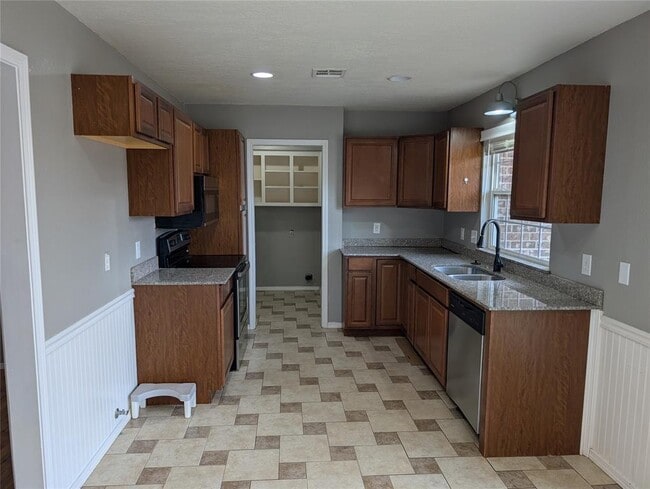 Photo - 16904 Meadow Lake Cir