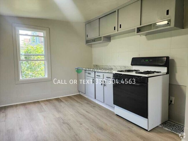 Building Photo - 149 Rhodes Ave Rental