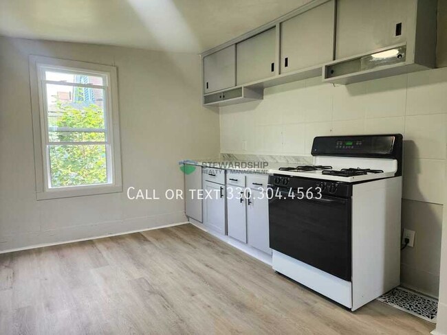 Building Photo - 149 Rhodes Ave Rental