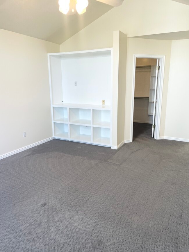 Perfil Cubierta Escritorio - 562 Pheasant Way Unidad #2