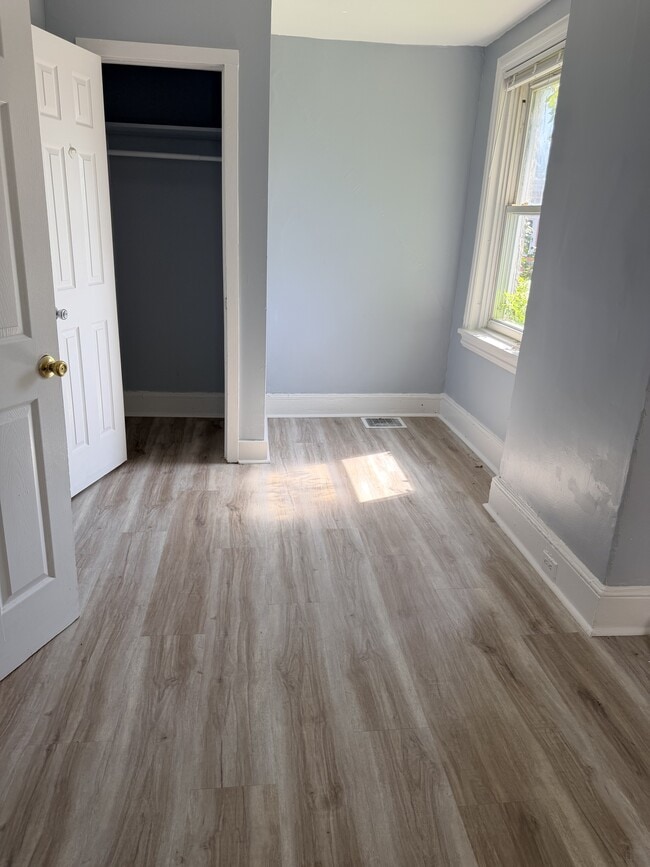 Photo - 100 W 24th St