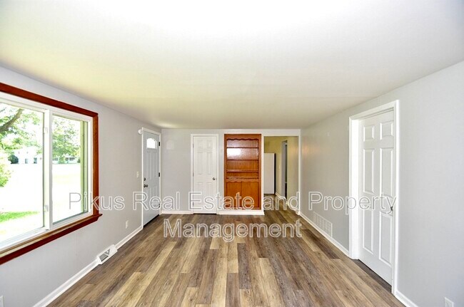 Photo - 8509 Market Ave N