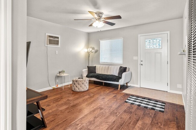 Photo - Fully Updated 2/1-Directly Across From 20th St Park- Available Now***Lease take over***