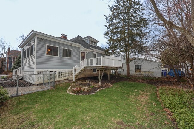Photo - 749 Maple St