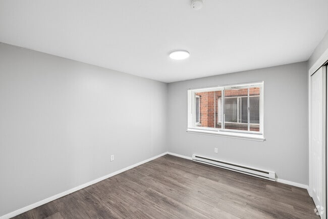 2BR, 1BA - 900SF - Bedroom