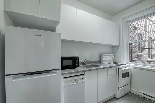 Building Photo - 2100 Rue du Fort Unit 302