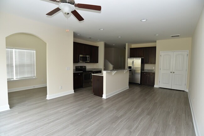 Photo - Richmond Hill- 3Br, 2 1/2 Bath Townhome