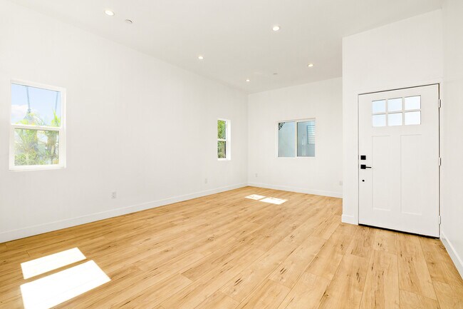 Photo - 3425 Edgehill Dr