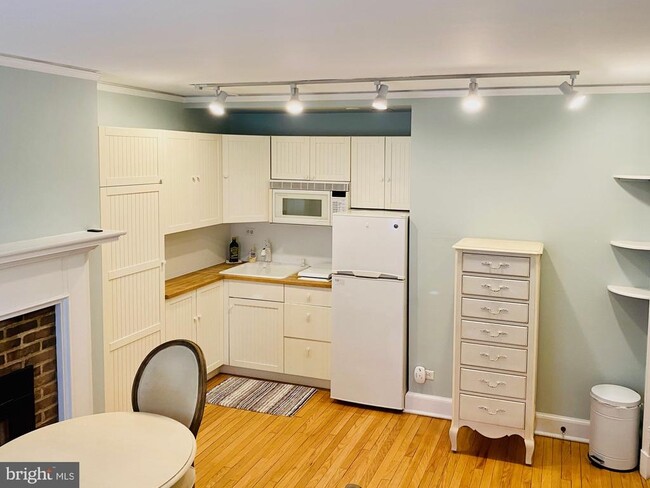 Building Photo - 21 Palmer Square W Unit D