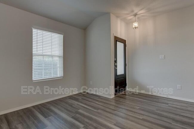 Photo - 242 Holland Pk