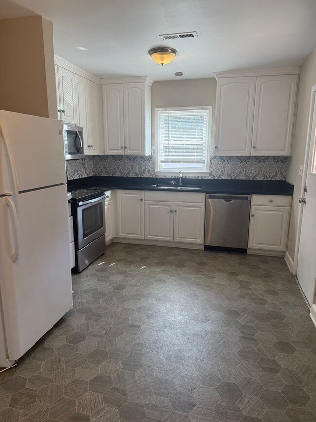 Photo - Adorable 2 Bedroom with Stackable Washer/Dryer