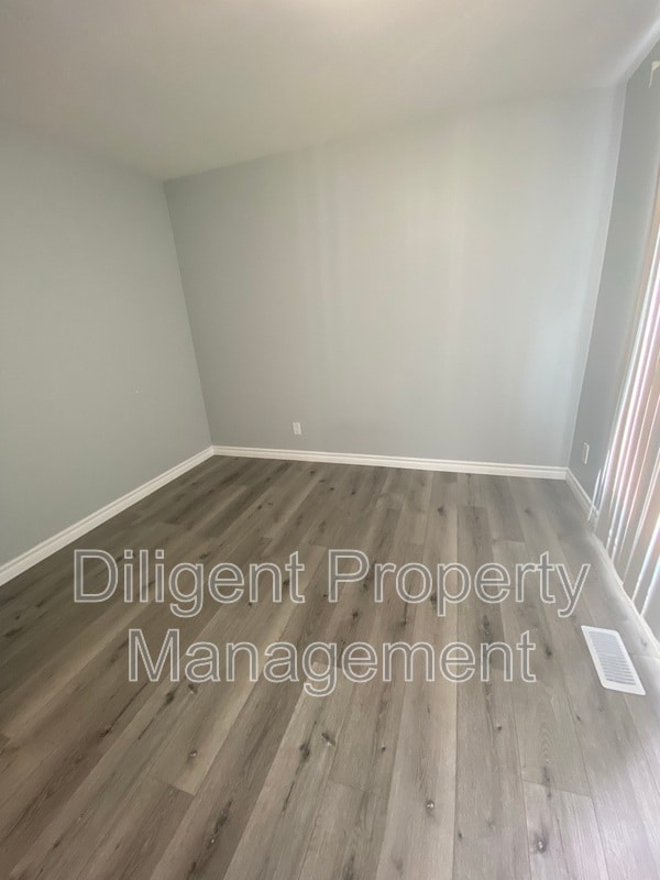 Photo - 260 Lansdowne St W