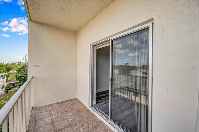 Photo - 16750 NE 10th Ave Unidad 329