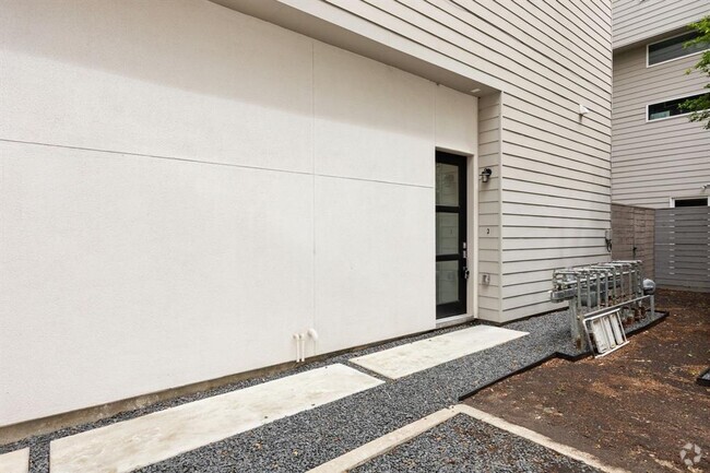 Building Photo - 5866 E Post Oak Ln Rental