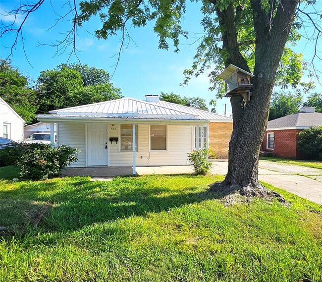 Photo - 531 E Curtis Dr House
