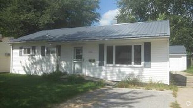 Building Photo - NE 3 bedroom updated with appliances and g... Rental