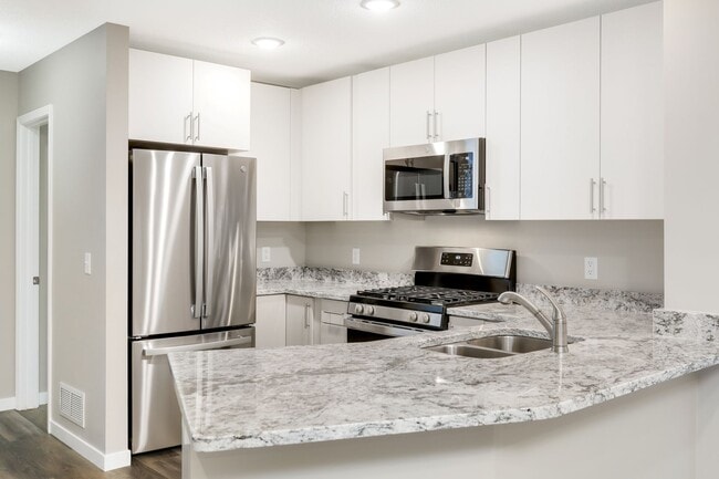Building Photo - like new, 3bd 3ba townhome available 9.01
