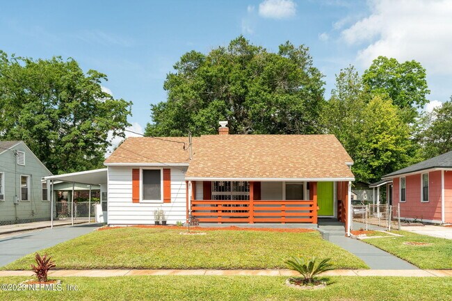 Photo - 1670 University St House