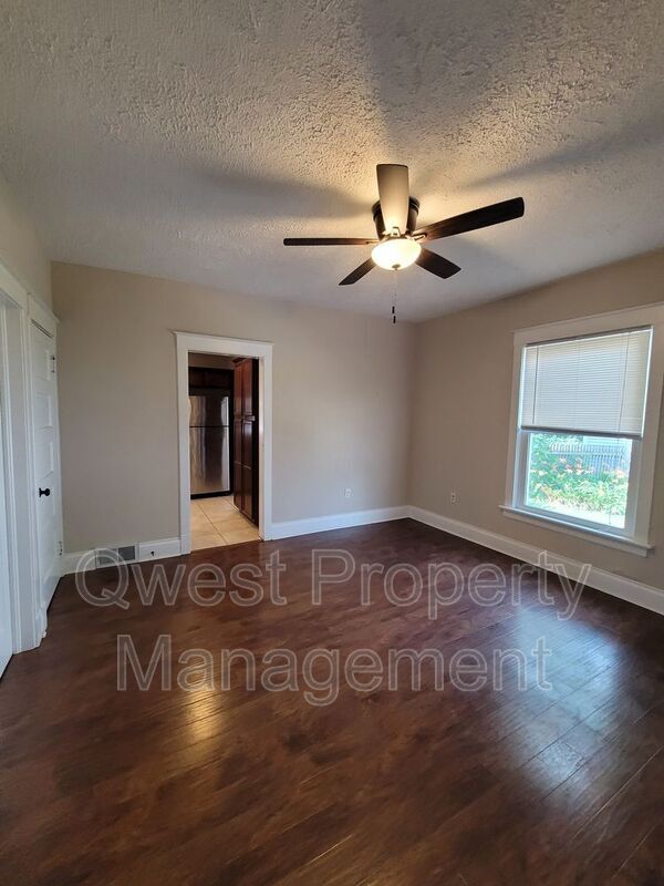 Photo - 932 Crescent St NE