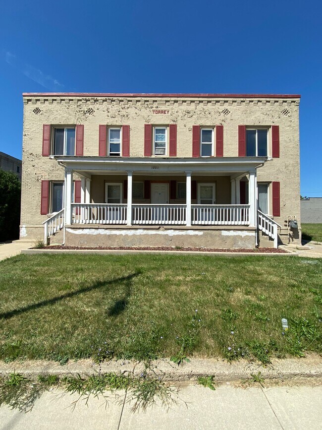 Photo - 1001 N Saginaw St Apartments