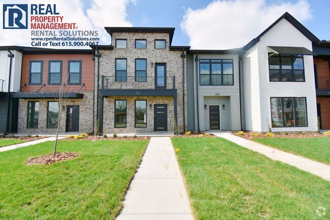 Building Photo - Amazing 3 Bedroom Townhome in the heart of...