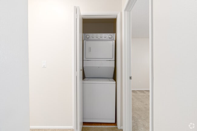 2BR, 2BA - 983SF - Laundry